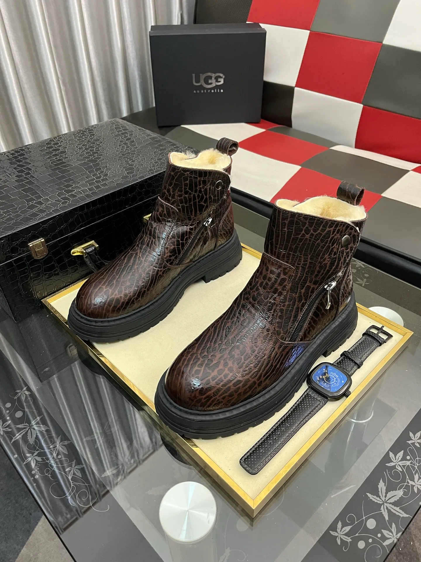 Ex-factory price: 680⌚️⌚️Thick wool imported from Australia Brand: UGG genuine purchasing agent Size: 39-44 (45 customized) Grade: Official website 1:1 Material: First layer of genuine leather waterproof and antifreeze upper Real wool lining Original non-slip and wear-resistant outsole Style category: Men's casual shoes Trendy style Comfortable on the feet Color: Official website color synchronization